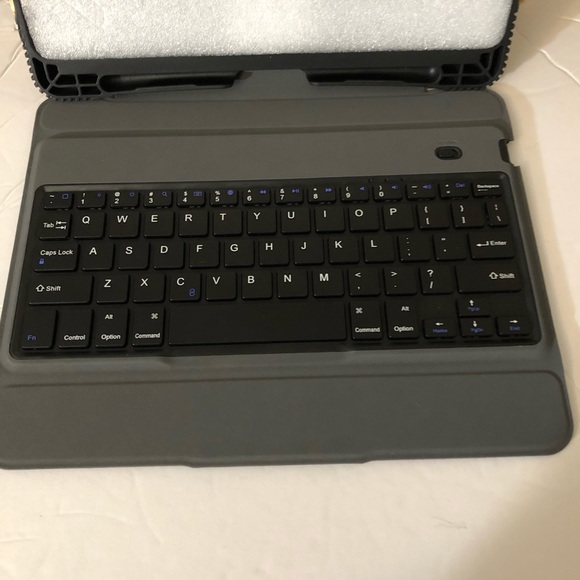 iPad case with Bluetooth keyboard. - Picture 2 of 5